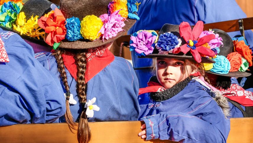 Die Schülerinnen und Schüler der Gemeinde S-chanf kehren nach Cinuos-chel zurück, wo der erste Chalandamarztag zu Ende geht. Foto: Jon Duschletta
