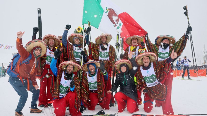 Die Mexikaner sind wie immer aufgestellt - auch wenn sie diesmal ebenso nass und durchfroren wie alle anderen Teilnehmer im Ziel sind. Foto: swiss-image.ch/Bild Andy Mettler