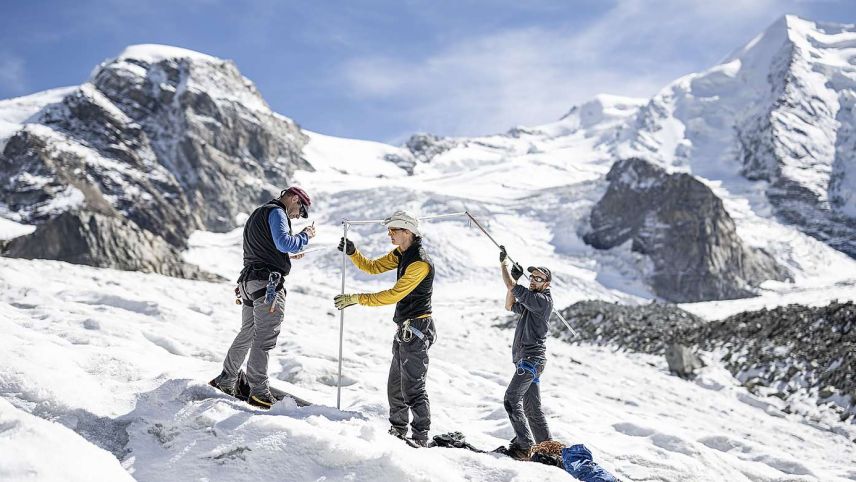 Das Setzen neuer Messstangen auf dem Vadret Pers. Geograph und Glaziologe Andreas Linsbauer, Glaziologe Matthias Huss und Romain Hugonnet, wissenschaftlicher Mitarbeiter (von links).	Foto: Keystone/Mayk Wendt