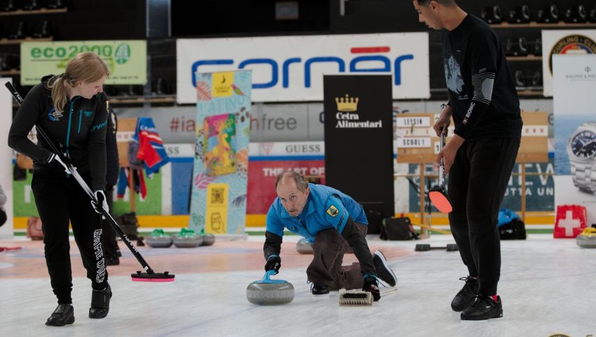 «Dürant üna partida da curling suna plainamaing pro mai svess e poss laschar da la vart tuot quai chi m’occupa güsta.» – Markus Solinger in acziun sco skip pro ün turnier i’l Tessin (fotografia: Curling-Club Chiasso/Mauro Frigerio).