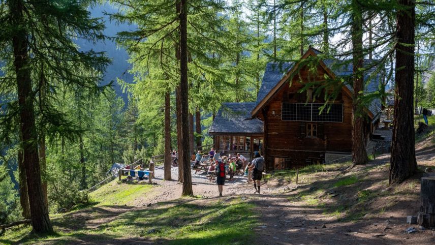 Voul dir, cun dovrar mangiativas regiunalas ed uschè bas consüm d’aua ed energia ed uschè pacs svols da helicopters sco pussibel. fotografias: Alexandra Rozkosny, Schweizer Berghilfe