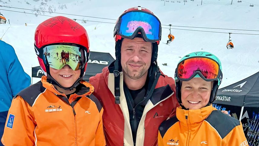 Gian Reto Gammeter (links) und sein Bruder Andrin nehmen Beat Feuz in ihre Mitte auf. Foto: Corina Gammeter