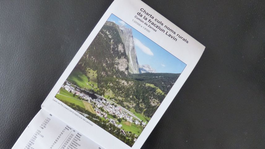 La charta culs noms rurals da la fracziun Lavin (fotografia: Flurin Andry).