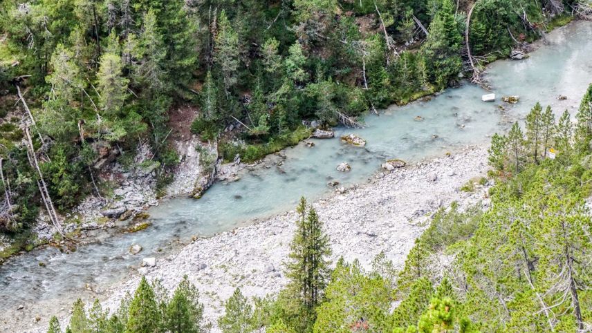 Il flüm Spöl, cuort davo il mür da fermada Punt dal Gall (fotografia: Jon Duschletta).