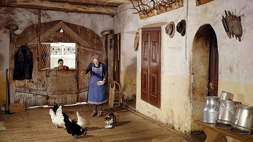 Üna duonna chi pavla las giallinas aint il suler. fotografia: Peter Ammon