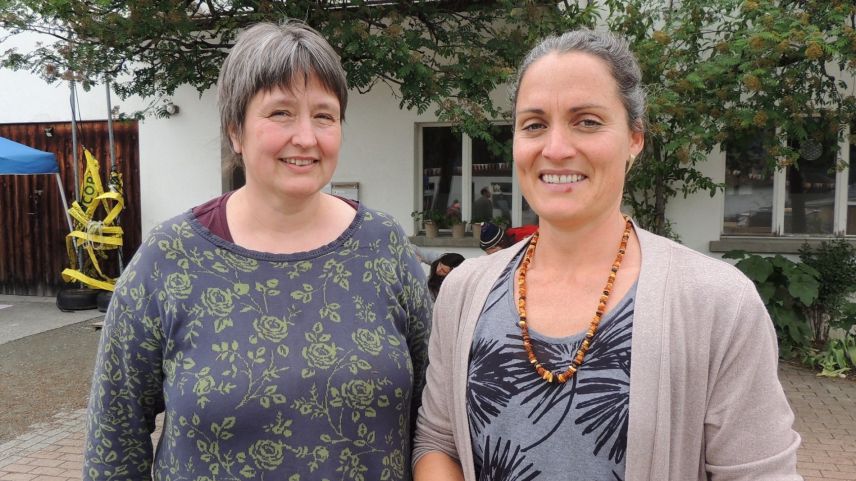 Las manadras da la Chüralla Scuol Andrea Boeck (a schnestra) e Sara Fanchi (fotografia: Benedict Stecher). 