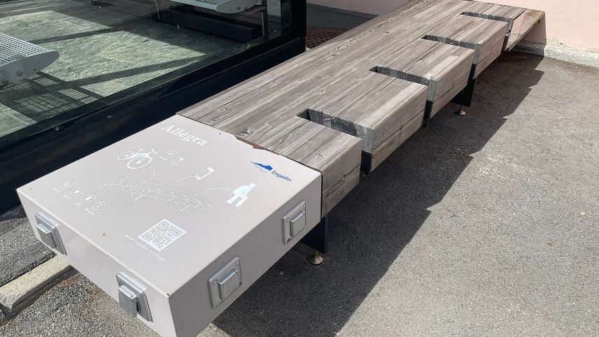 Die Idee der Energy Bänkli ist aus dem Projekt Engadin Arena entstanden. Hier können Bikes oder Handys aufgeladen werden. Foto: Reto Stifel