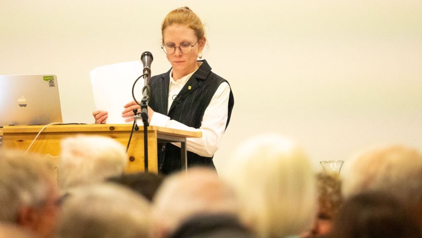 Will jetzt erst recht weiterkämpfen: Selina Nicolay, die Präsidentin der Stiftung Gesundheitsversorgung Oberengadin. Hier während der Gemeindeversammlung in Bever mit einem Blick auf die Resultate aus anderen Gemeinden. Foto: Jon Duschletta