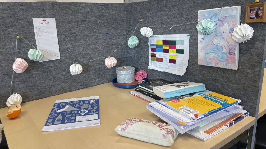 Jeder abgetrennte Arbeitsplatz darf individuell gestaltet werden.  Foto: Fadrina Hofmann