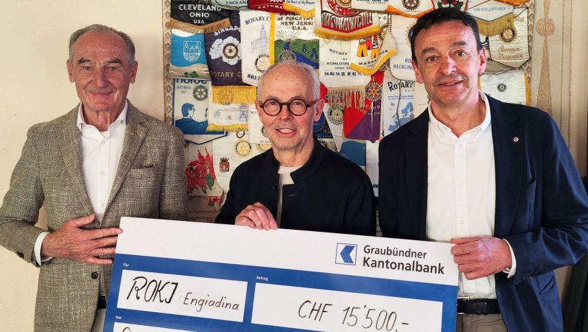 Von links: Peter De Paoli, Lions Club St. Moritz, Richard Dillier, Rotary Club St. Moritz und ROKJ-Vertreter sowie Marco Fasciati, Kiwanis Club St. Moritz bei der Scheckübergabe. Foto: Rotary Club St. Moritz