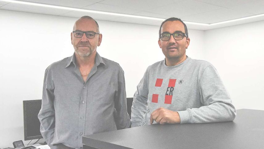 Erich Schweizer surdà a Büman seis affar da falegnam a Bruno Andri Neuhäusler (fotografia: Nicolo Bass).