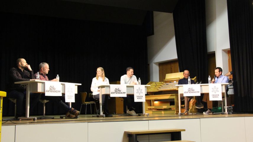  Marc Gini, Michael Bont, Tamara Wolf, Dario Cologna, Gian Gilli diskutieren mit Moderator Adriano Iseppi (v.l.n.r.).        Foto: Stefanie Wick Widmer