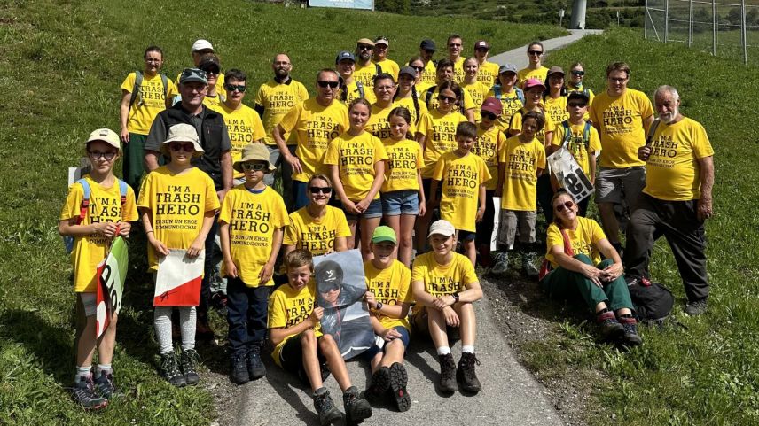 Üna tschinquantina dad eroes ed eroinas ha tscherchà s-chart sülla Motta Naluns (fotografia: Mara Tannenberg). 