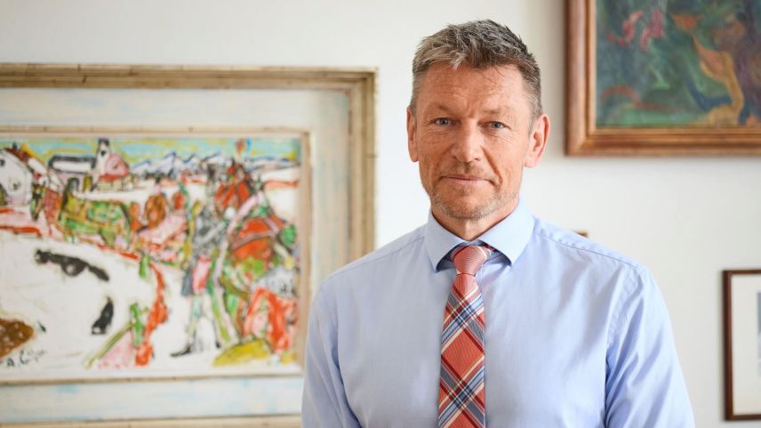 Da Wales via Schanghai e Dubai a Ftan: Jared Nolan es daspö quist on da scoula il directer da l’Institut Otalpin Ftan. fotografias: Michael Steiner