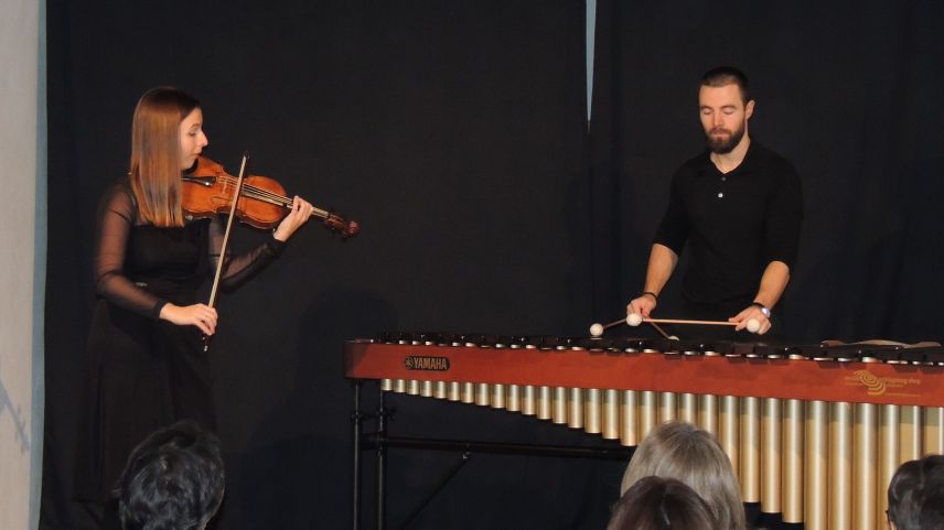 Flurina e Janic Sarott han concertà a Sent (fotografia: Benedict Stecher).