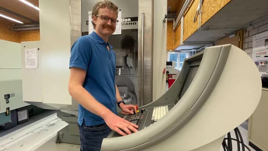 Flurin Spiller lavura vi d’üna maschina ill’ufficina da l’AO, ingio ch’el prodüa ils prototips (fotografia: RTR).