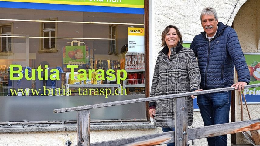 Cornelia Koch (presidenta) e Jachen Jenny davant la butia a Tarasp. Els s’ingaschan illa Società Cooperativa Butia Tarasp (fotografia: mad).