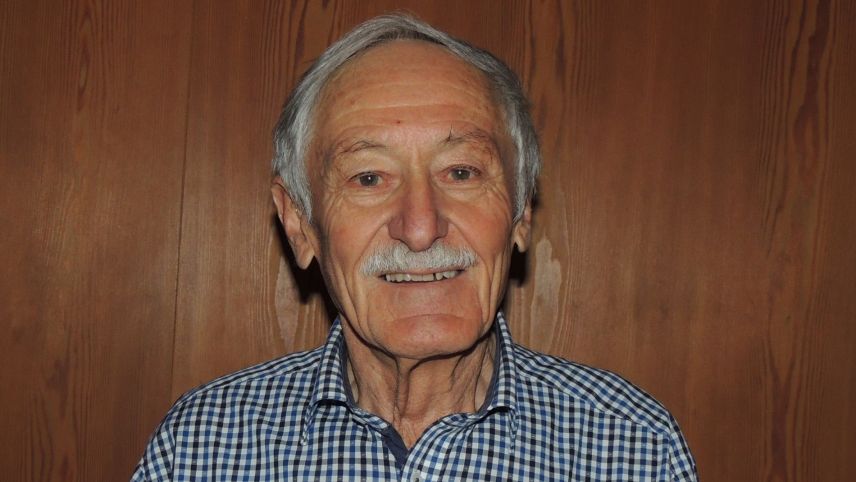 Padruot Fried ha referi illa Chasa Fliana a Lavin davart ils pesticids illas mangiativas (fotografia: Benedict Stecher).