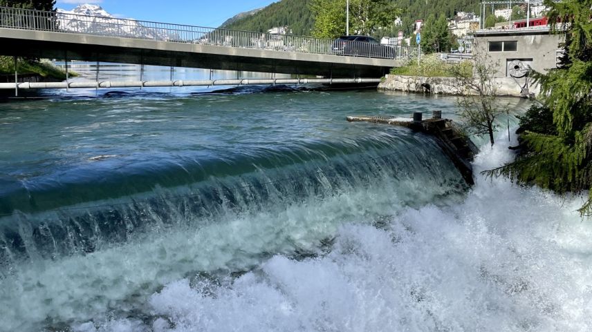 Die Wassermassen von St. Moritzersee am Samstagmorgen. Foto: Fadrina Hofmann