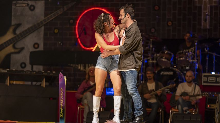 Cinzia Regensburger d Benjamin Bechtiger dürant il Musical a Scuol (fotografia: Marco Cadonau