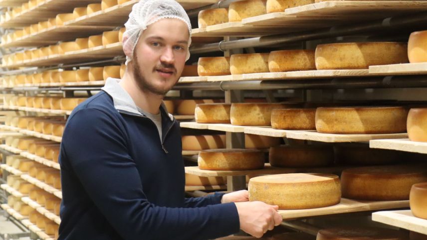 Janic Fasser, il mainagestiun da la Chascharia Val Müstair, preschainta ils chaschöls jauers da buna qualità (fotografia: Martin Camichel).