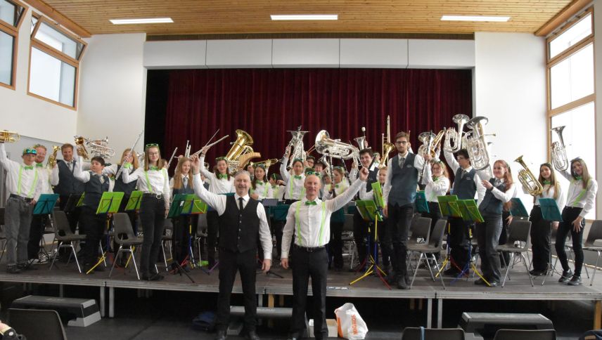 Suot la bachetta da Peter Blaas e Reto Lehner han las giuvnas musicantas ed ils giuvens musicants da Puntraschigna fin Martina invidà in dumengia passada ad ün concert cumünaivel (fotografia: Nicolo Bass)