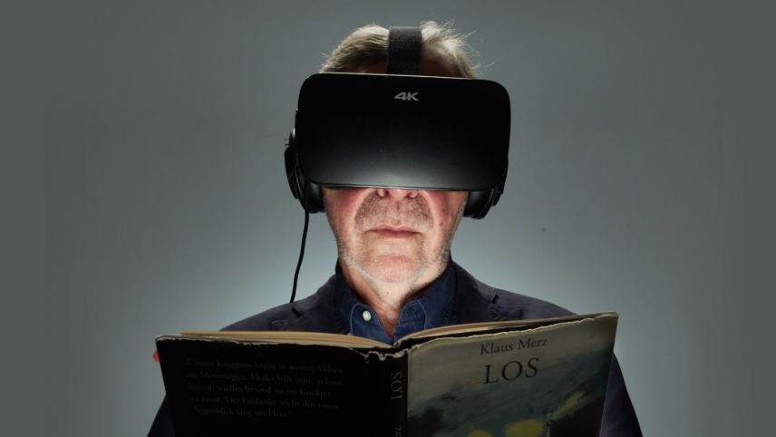 Klaus Merz taucht ein in die virtuelle Welt (Foto: Jos Schmid).