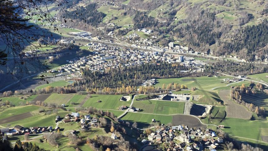 In lös da la periferia es il cumün dad Ilanz/Glion plütost ün’excepziun cun bunas prognosas pertoccant ils svilups da la populaziun (fotografia: Augustin Beeli).