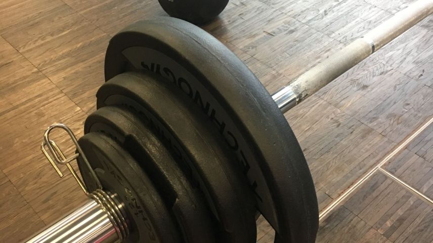Das liebste Sportgerät im Fitnesstraining: die Langhantel. Fotos: Alexandra Wohlgensinger