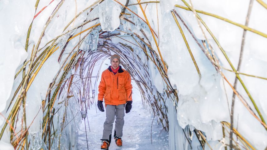 Il glaciolog Felix Keller 2017 in üna da sias prümas stupas da glatsch a Morteratsch. fotografia d’archiv: Jon Duschletta
