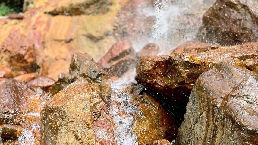 L’aua minerala da la funtana Lischana in viadi (fotografia: Fadrina Hofmann).