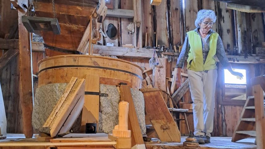 Cilgia Florineth abita già dürant ons illa chasa dal muglin a Ftan. Ella  cugnuoscha seis detagls e sia funcziun (fotografia: mad).