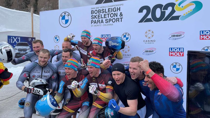 Das Podest im Viererbob mit den Weltmeistern aus Deutschland (Bildmitte). Foto: Reto Stifel