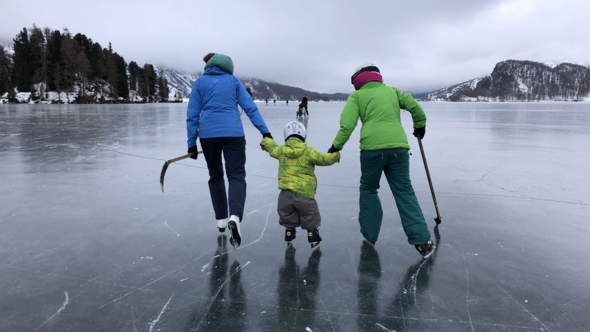 Keiner zu klein, ein Schlittschuhläufer zu sein: Ganze Familien verbrachten ihre Freizeit auf dem Silsersee. Dieser geizte nicht mit visuellen Naturreizen.
