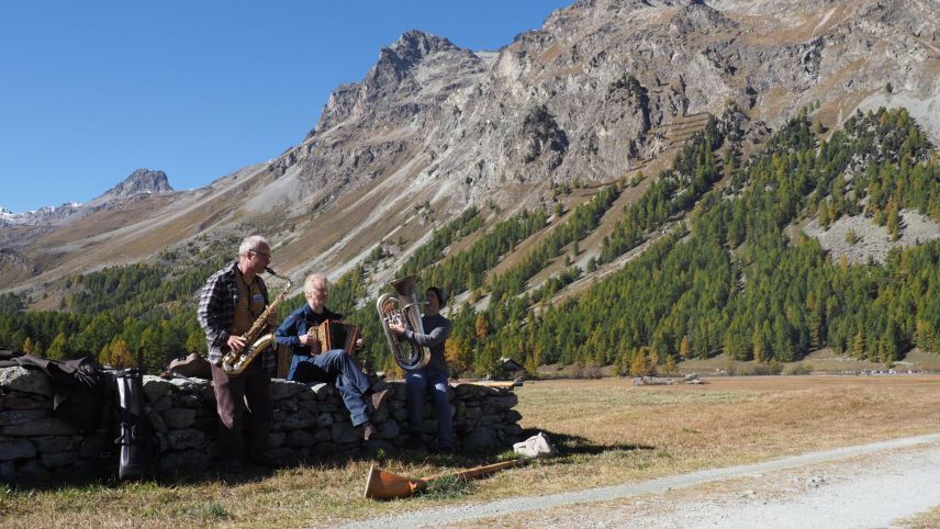 Das Trio SULP bei einem seiner Auftritte unter freiem Himmel.
Foto: Marie-Claire Jur