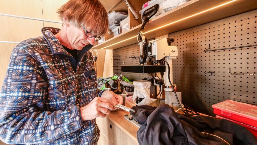 Schneider Bernard Frédéric Wietlisbach reparierte am Wochenende in der mobilen Worn-Wear-Werkstatt Outdoorkleider am Laufband. Sei es ein defekter ­Reissverschluss oder eine offene Naht an einem Parka. Foto: Jon Duschletta
