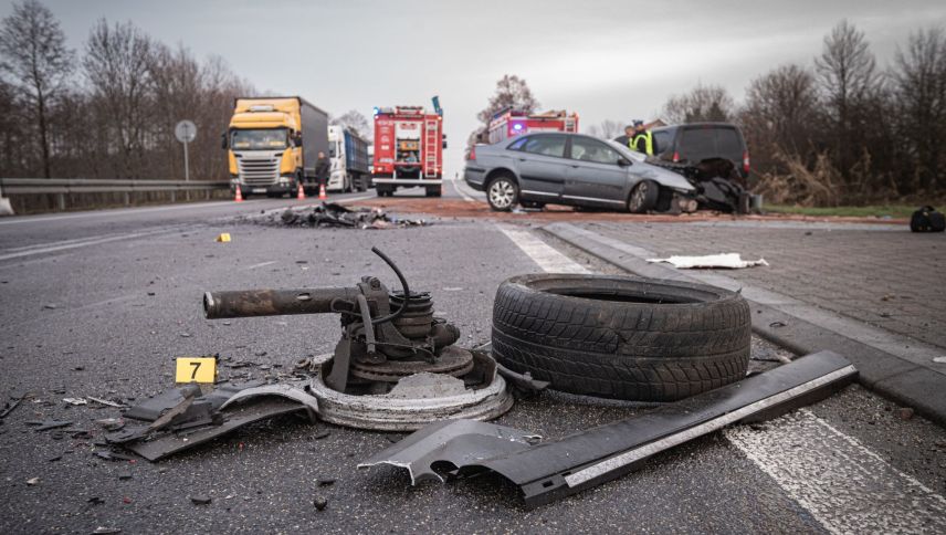 Die Zahl der Verkehrsunfälle im Kanton Graubünden ist 2025 leicht zurückgegangen. Insgesamt registrierte die Polizei 2350 Unfälle. Symbolfoto: shutterstock.com/KSikorski