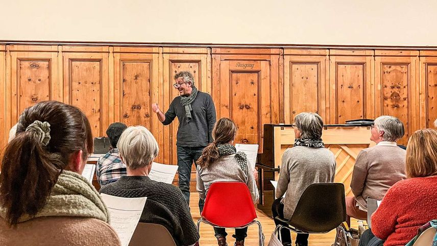 Der neue Cor masdo Puntraschigna Samedan steht unter der Leitung von Patrik Würms. Hier während einer Chorprobe zum Adventskonzert. Foto: Jon Duschletta