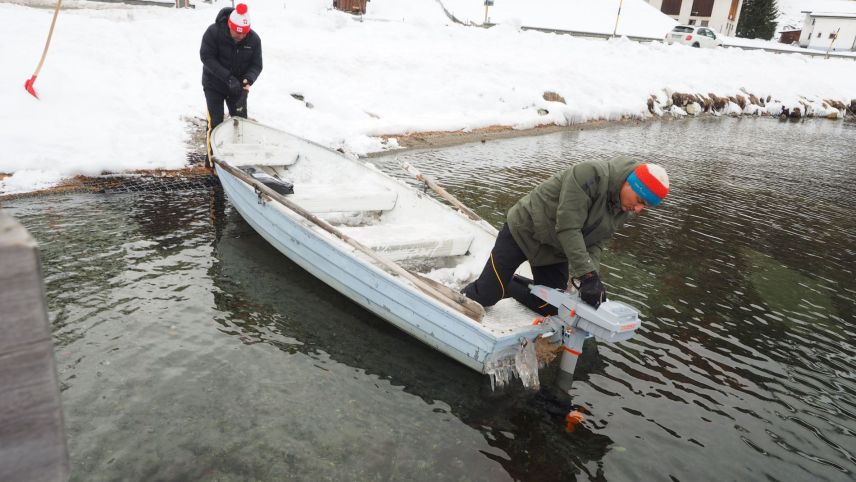 Antonio Walther und sein Sohn Nico machen in Plaun da Lej ein Ruderboot mit E-Motor für eine Testfahrt klar. Der E-Motor ist kompakt und relativ leicht.
Foto: Marie-Claire Jur