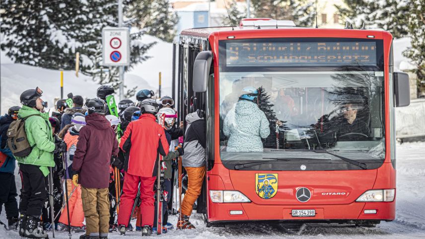 Der Engadin Bus startet auch dieses Jahr gemeinsam mit den Bergbahmen in die Wintersaison - zwei Wochen vor dem Fahrplanwechsel. Foto: Daniel Zaugg