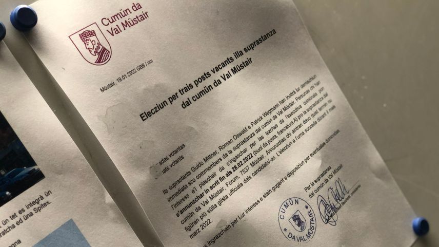 Publichà eir in tabla naira – principi da l’eivna han inoltrà trais dals set commembers da la suprastanza cumünala da Val Müstair lur demischiun. Il cumün sto uossa tscherchar rimplazzants (fotografia: David Truttmann).