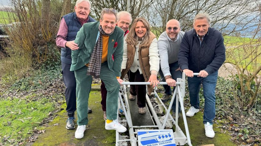  Felix Schlatter, Christian Jott Jenny, Martin Berthod, Marijana Jakic, Christoph Schlatter und Erich Schärer bringen den Anschiebe-Bob in Herrliberg in Bewegung (von links). Foto: Thomas Renggli
