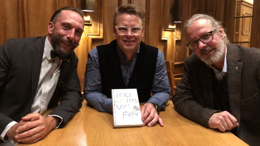 Der Autor Andrea Gutgsell (in der Bildmitte), flankiert von seinem Lektor Thomas Gierl (rechts), und Schauspieler Lorenzo Polin anlässlich der Buchvernissage im Silser Hotel Waldhaus.                Foto: Marie-Claire Jur