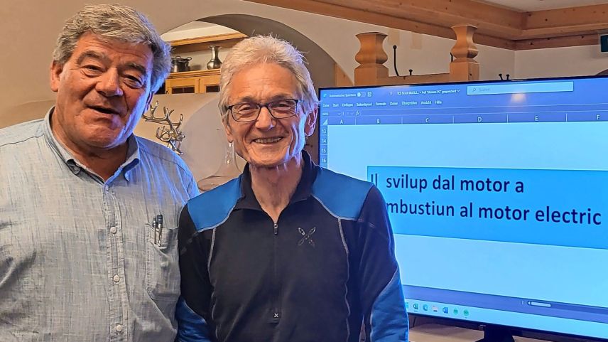 L’indschegner Christoffel Denoth (a dretta) ed il president da la Secziun dal TCS regiunala Armon Parolini (fotografia: mad).