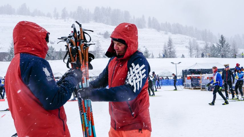 Armon Taisch und ein Helfer kontrollieren diese, binden sie zu Paketbünden zusammen und bereiten sie für das nächste Jahr vor. Fotos: Jon Duschletta