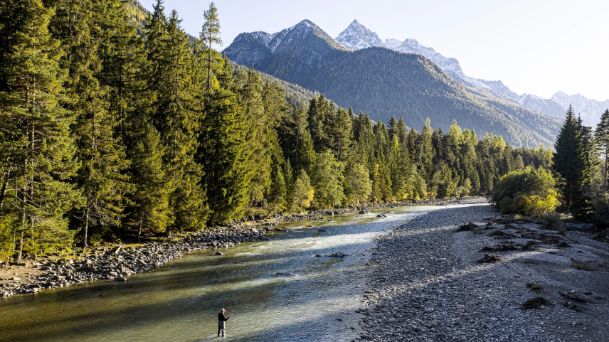 Ün toc dal «Fly-Only Track» a Ramosch – l’unic traget in tuot il chantun Grischun – ingio chi’s po pes-char be  culla muos-cha (fotografia: mad).
