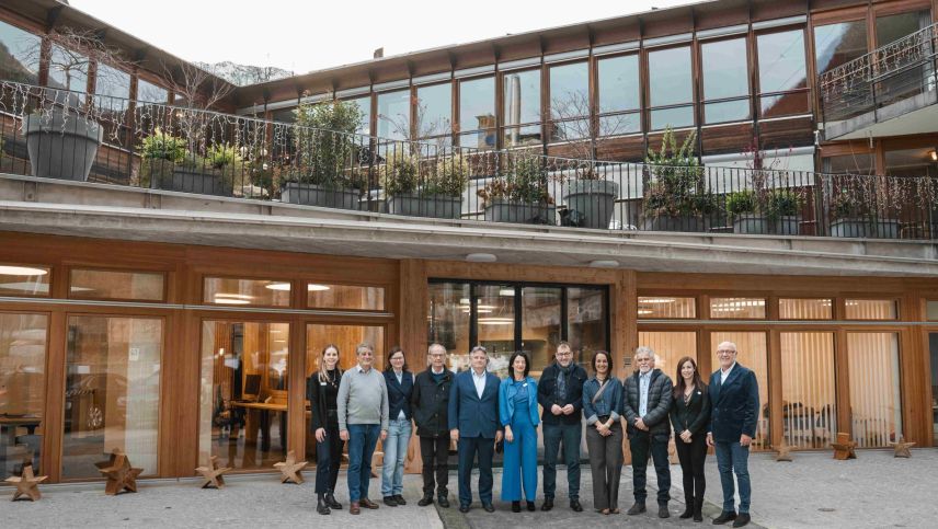 Im Beisein von Regierungsrat Peter Peyer (fünfter von rechts) wurde am 6. Dezember die neue ambulante Erweiterung des Centro Sanitario Bregaglia eröffnet. Foto: Enrico Caprio