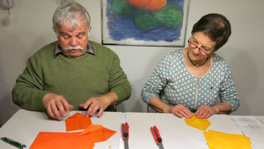 Unter der Anleitung von Steivan Gaudenz bastelten die Mitglieder der «Tauscheria» Weihnachtssterne aus Seidenpapier (Foto: z.Vfg)