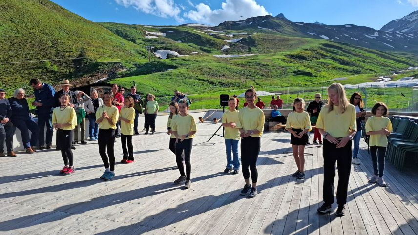 Der Chor «La Cumbricula», die Tanzgruppe roundabout und das Alphorn-Ensemble (rechts) sorgten für beste Unterhaltung. 