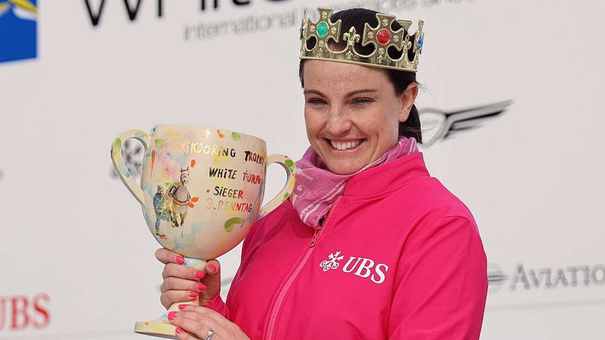 Valeria Schiergen darf sich als Siegerin der Skikjöring-Trophy zum dritten Mal als «Königin des Engadins» bezeichnen. Foto: White Turf/Andrea Furger